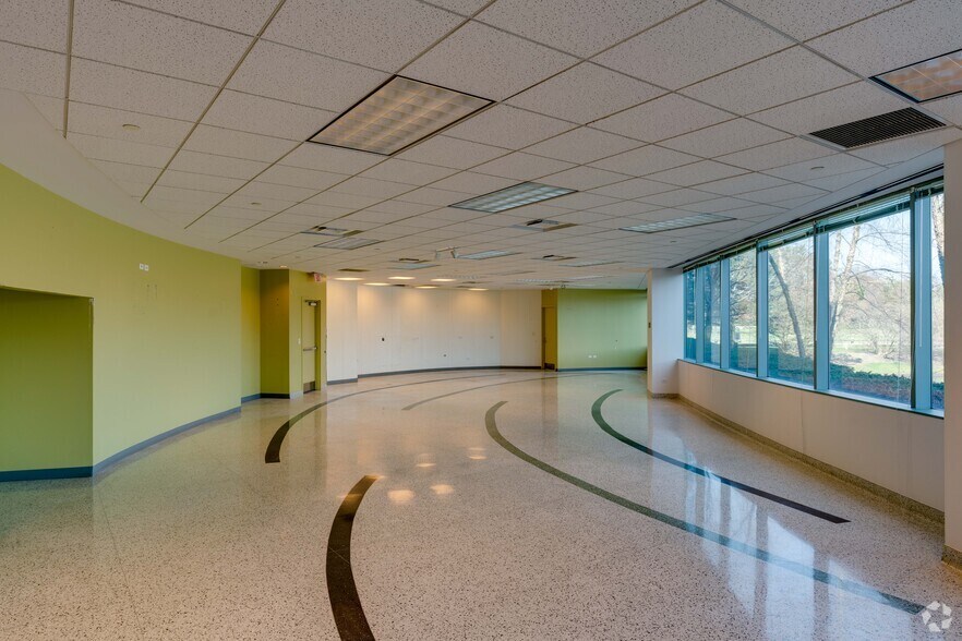 More Photos Of 2275 Cabot Dr, Lisle Office For Lease
