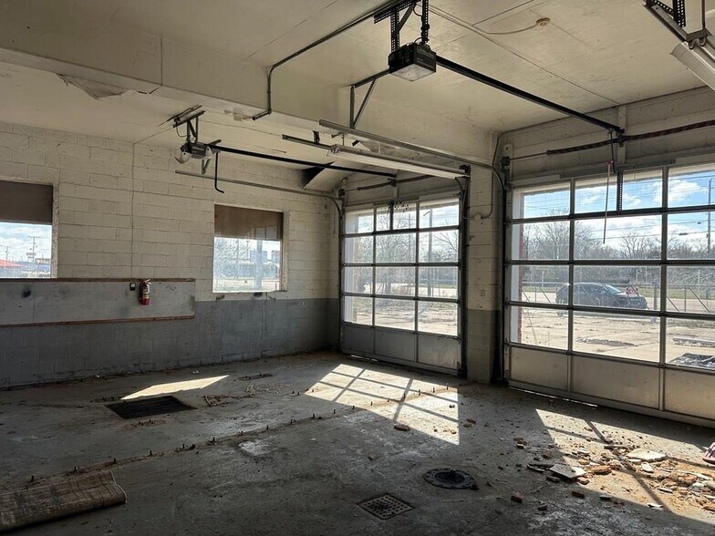 More Photos Of 2512 US-82, Greenville Auto Repair For Sale