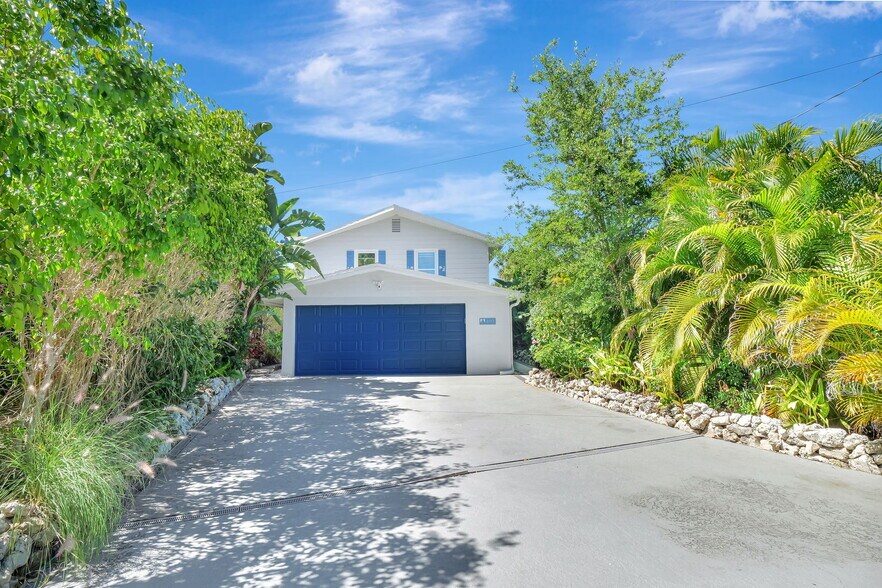 More Photos Of 193 Cocohatchee St, Naples Specialty For Sale