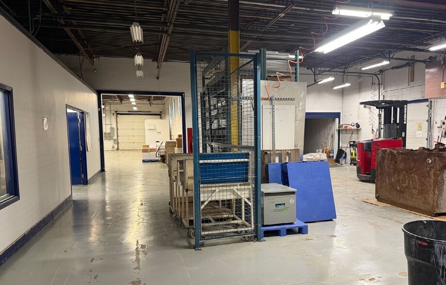 More Photos Of 12-14 Seapark Dr, St Catharines Warehouse For Sale