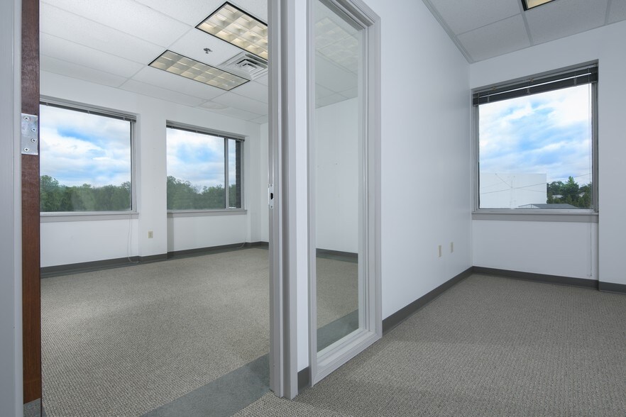 More Photos Of 910 W Basin Rd, New Castle Unknown For Lease