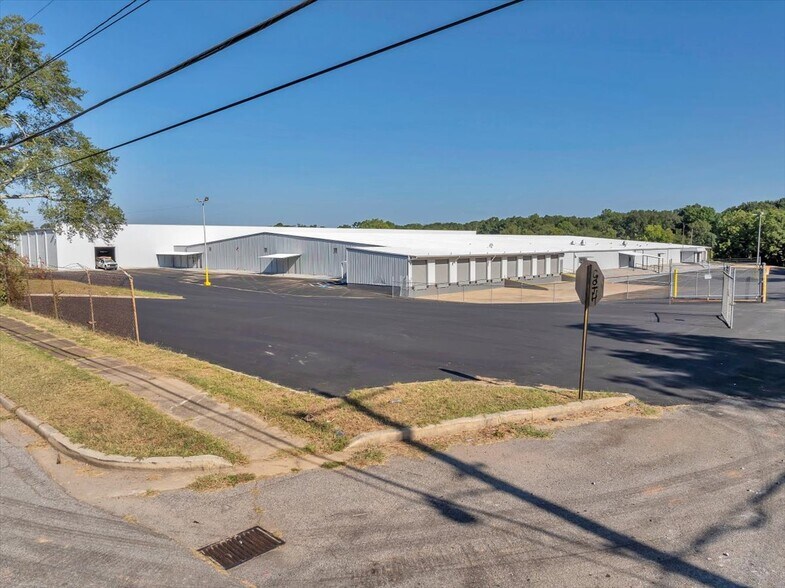 More Photos Of 206 Mathews St, Barnesville Distribution For Sale