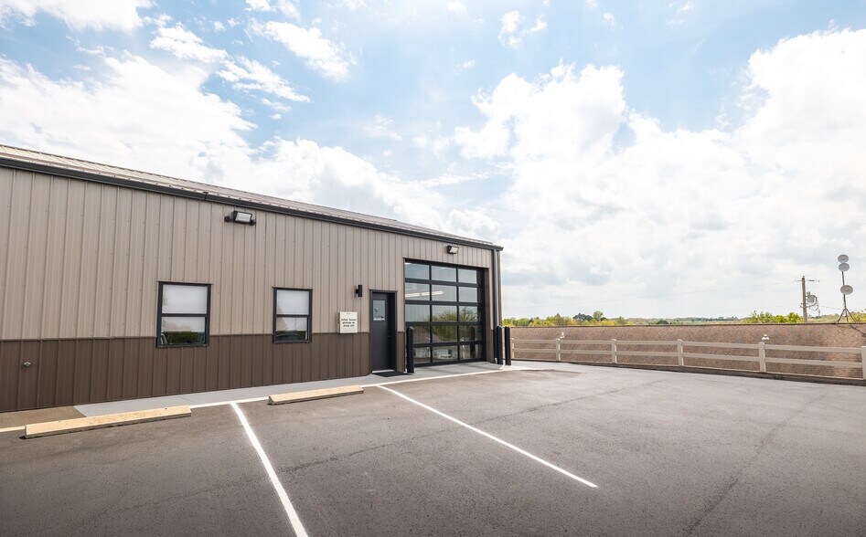 More Photos Of 1008 E Main St, Linn Auto Dealership For Sale