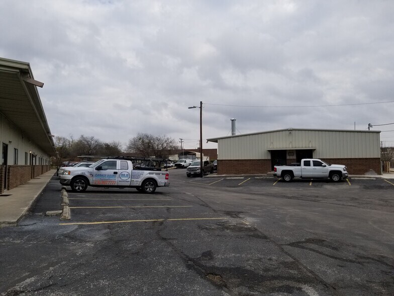 More Photos Of 11549 Old Perrin Beitel Rd, San Antonio Light Manufacturing For Lease
