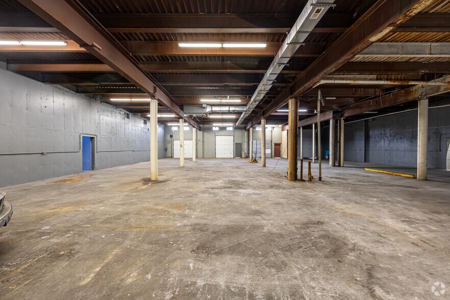 More Photos Of 195 W Newberry Rd, Bloomfield Warehouse For Lease