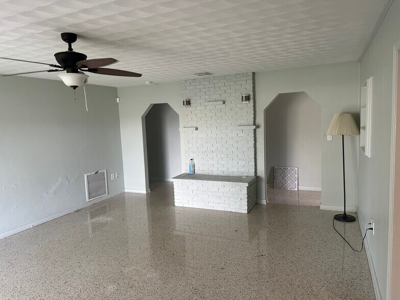 More Photos Of 3111 26th St W, Bradenton Flex For Sale