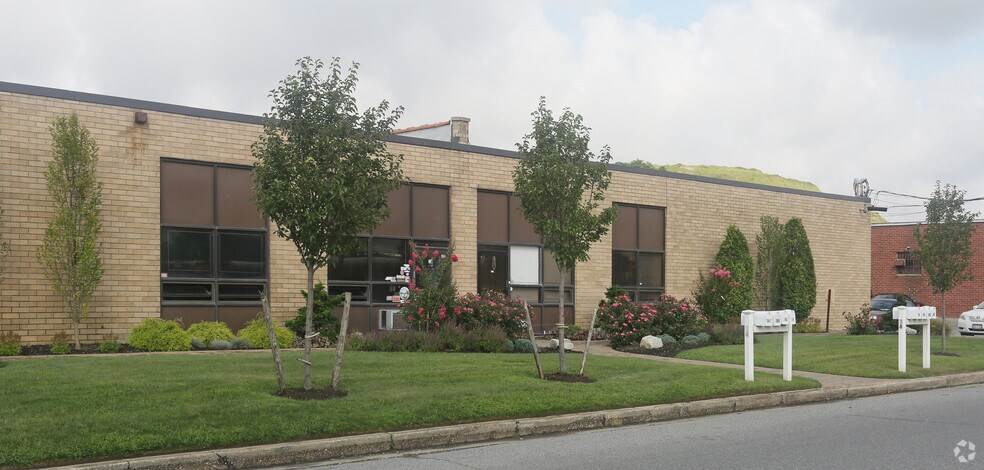 More Photos Of 38 Kean St, West Babylon Distribution For Lease