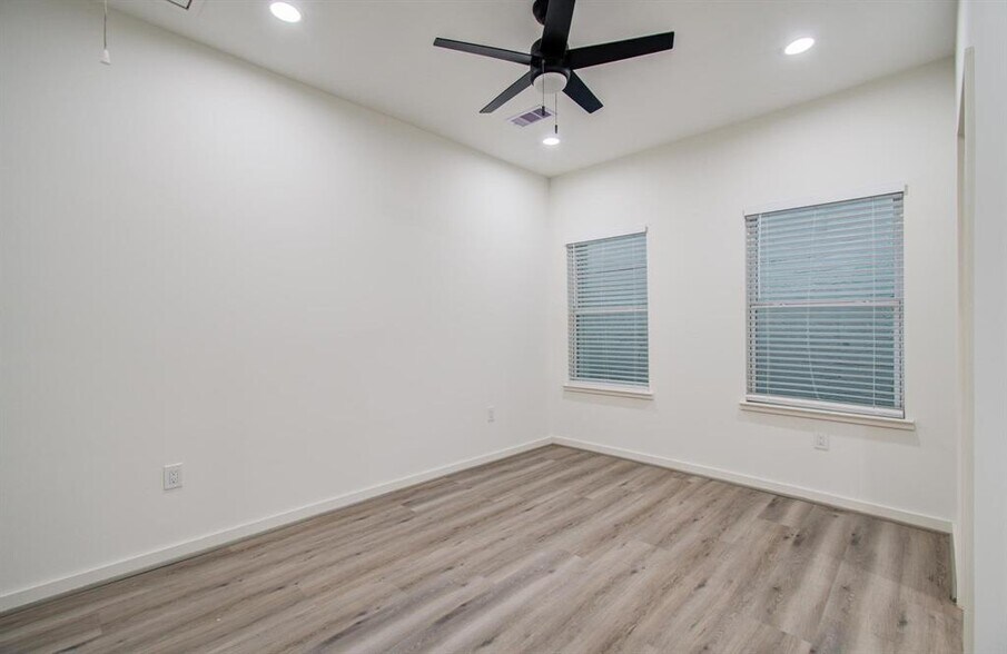 More Photos Of 4006 Navigation Blvd, Houston Office Residential For Lease