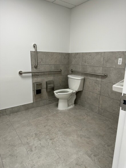 More Photos Of 81-83 E Main St, Elmsford Storefront Retail Office For Lease