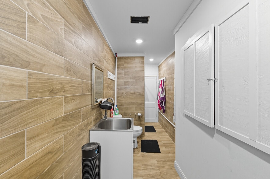 More Photos Of 9155 Irvington Blvd, Houston Office For Sale