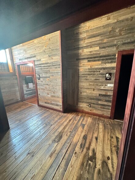 More Photos Of 112 E Cherokee Ave, Enid Manufacturing For Lease