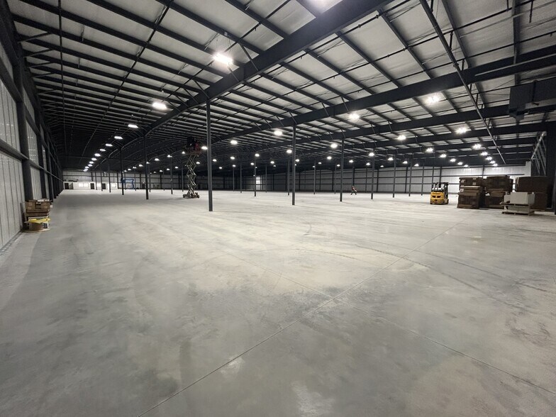 More Photos Of 4640 60th St, Kentwood Distribution For Lease
