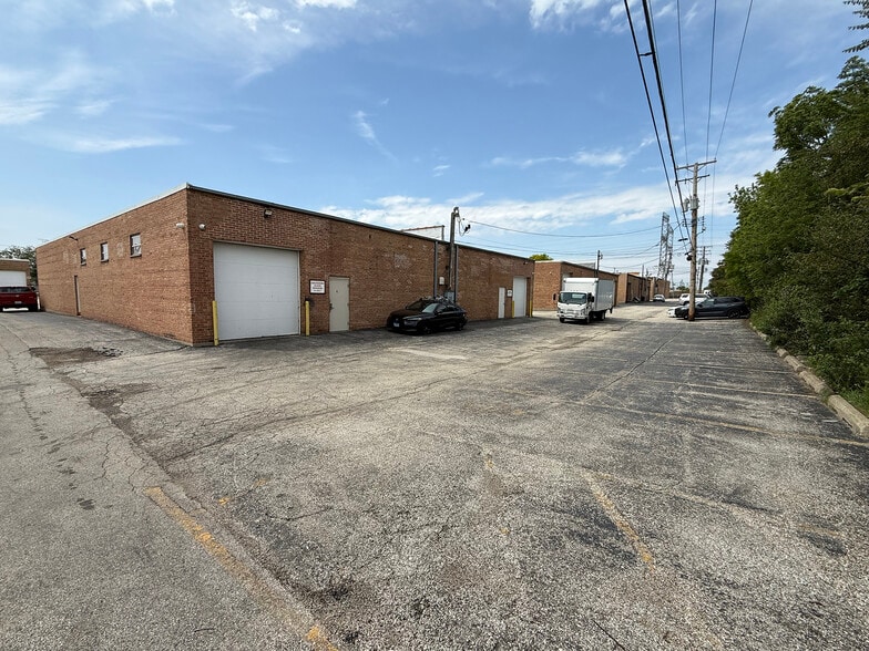 More Photos Of 353-355 Crossen Ave, Elk Grove Village Warehouse For Sale