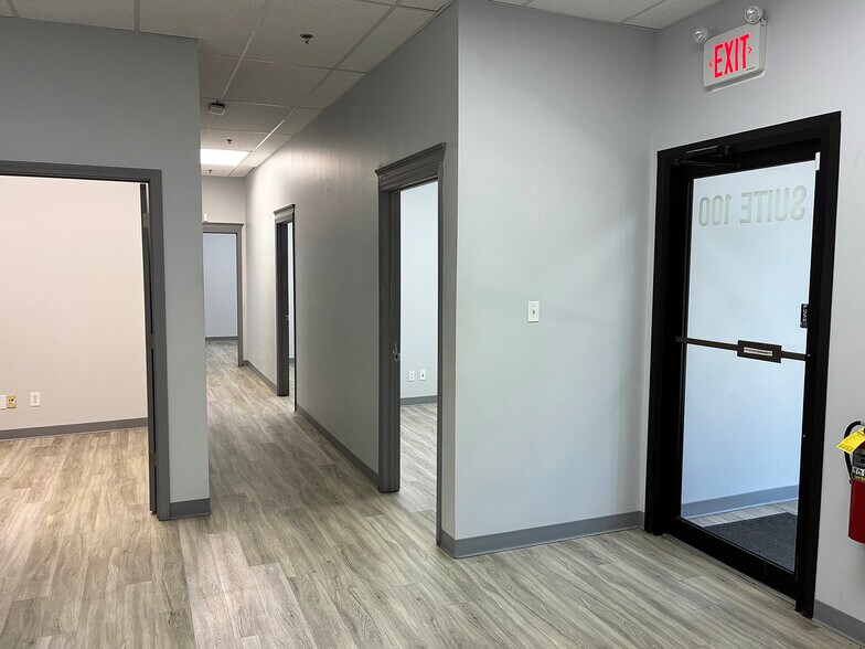 More Photos Of 4800-4820 Poplar Place Dr, Louisville Showroom For Lease