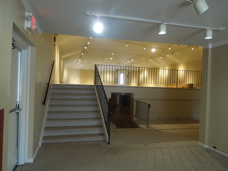 More Photos Of 15 N High St, Covington Storefront For Sale