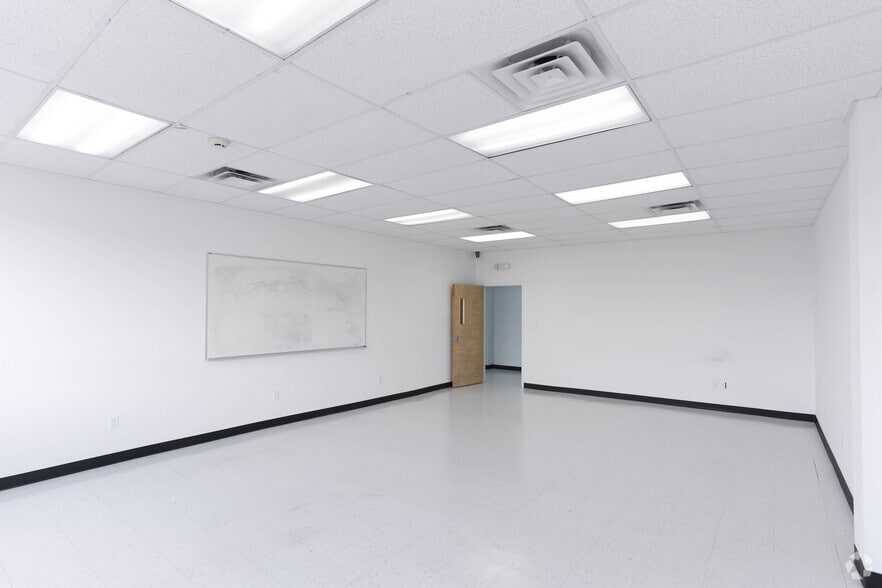 More Photos Of 91 N Franklin St, Hempstead Office For Sale