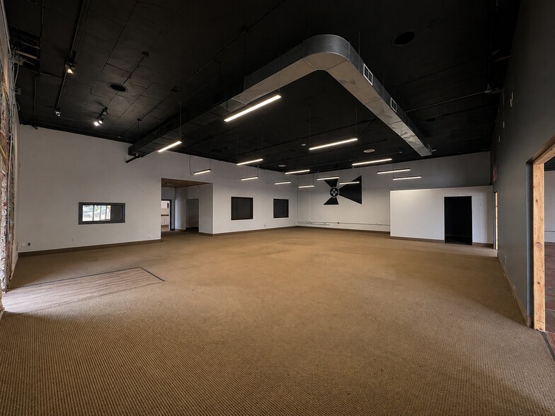 More Photos Of 921 E Douglas Ave, Wichita Auto Repair For Lease
