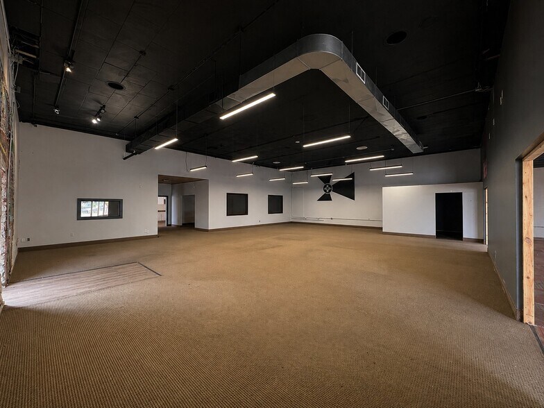 More Photos Of 921 E Douglas Ave, Wichita Auto Repair For Lease
