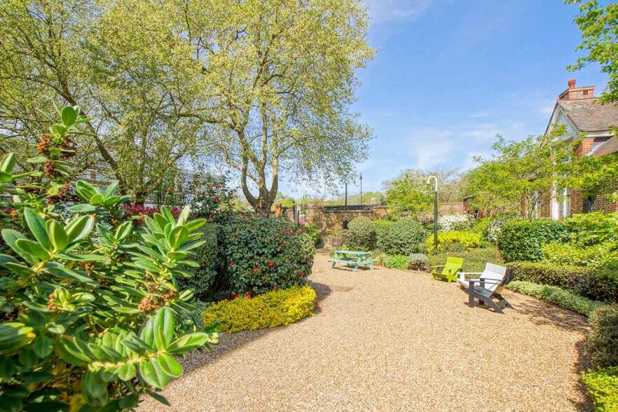 Kingsway Pl, London, LND EC1R 0LU Office For Sale