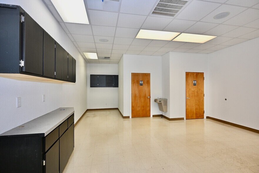 More Photos Of 418-428 Marlyn Ln, Alcoa Storefront Retail Office For Lease