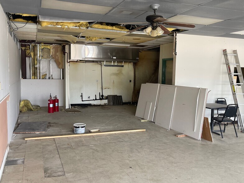 More Photos Of 701 E Main St, Tomball Storefront For Lease