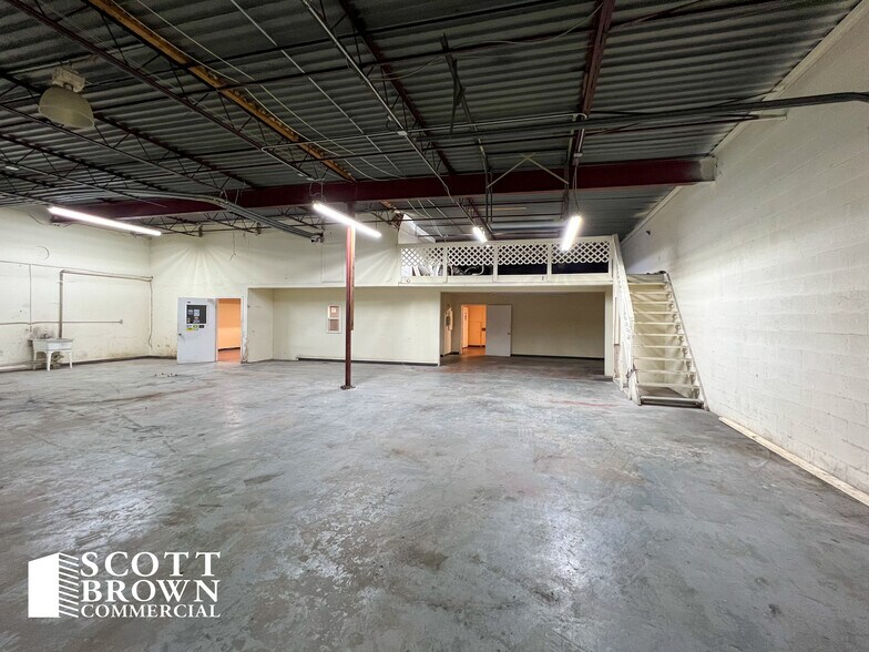 More Photos Of 10420 Plano Rd, Dallas Flex For Lease