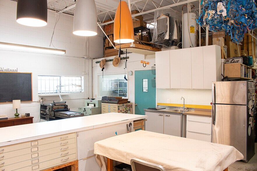 More Photos Of 2003 Brundrette, Dallas Warehouse For Lease