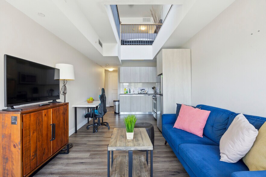 More Photos Of 335 College St, Toronto Apartments For Sale