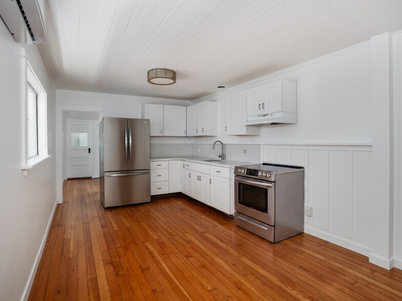 More Photos Of 58 Ozone Ave, Venice Specialty For Sale