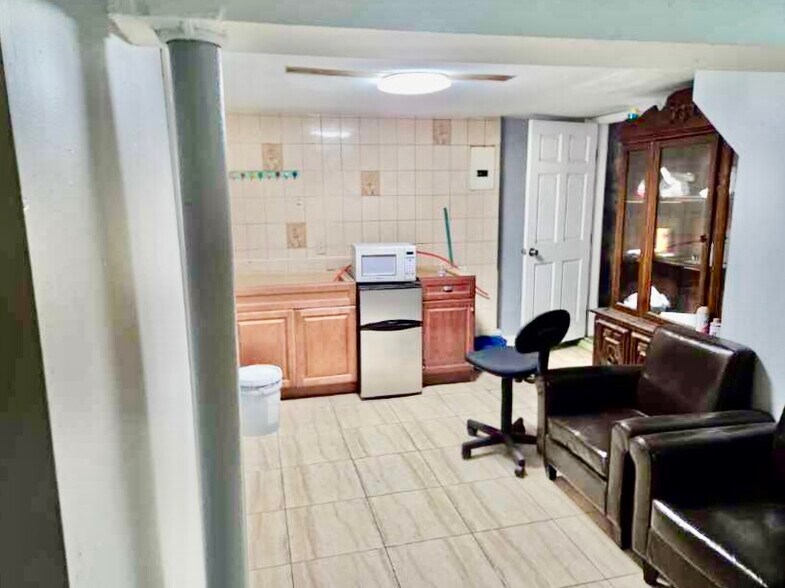 More Photos Of 9115 188th St, Hollis Flex For Sale