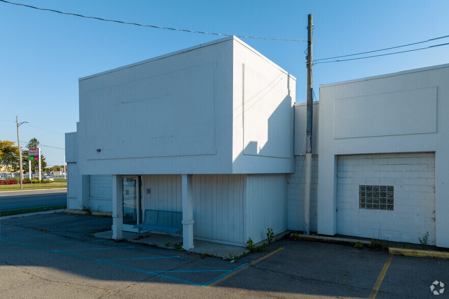 More Photos Of 27253 Van Dyke Ave, Warren Medical For Lease