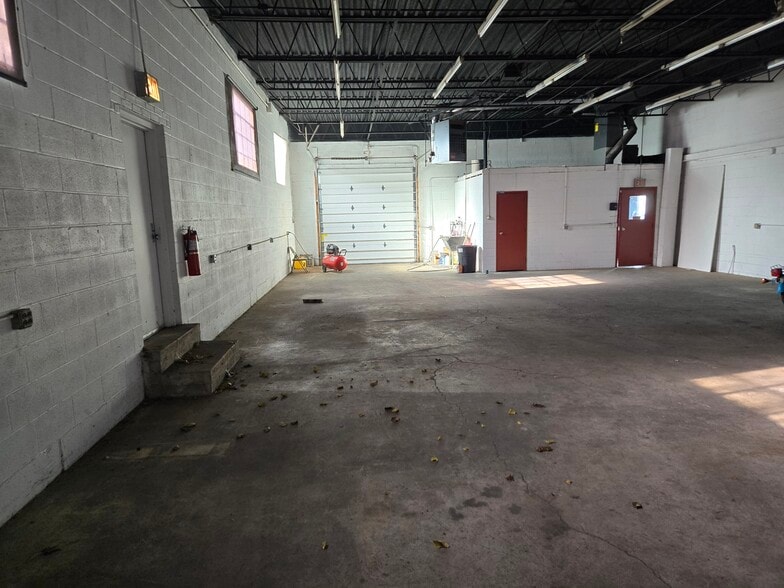 More Photos Of 503 S Westgate St, Addison Warehouse For Sale