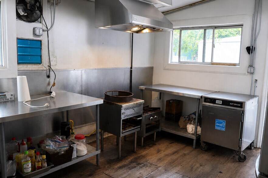 More Photos Of 2422 Dempster St, Evanston Auto Repair For Sale