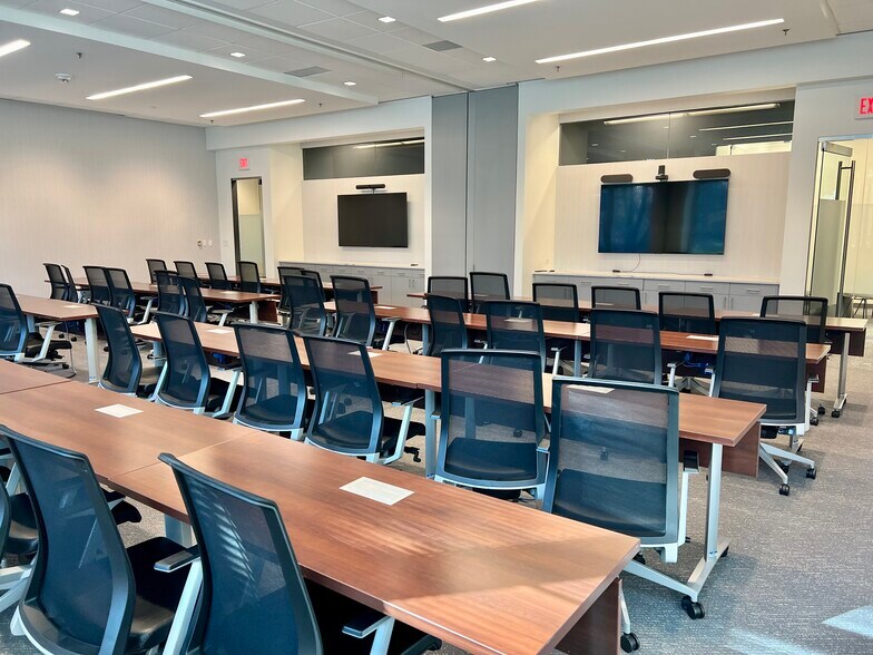 More Photos Of 3120 Fairview Park Dr, Falls Church Office For Lease