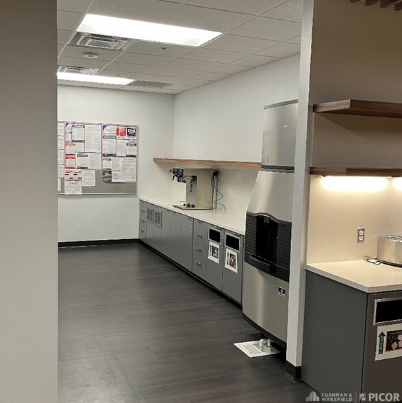 More Photos Of 2700 E Commerce Center Pl, Tucson Research And Development For Lease