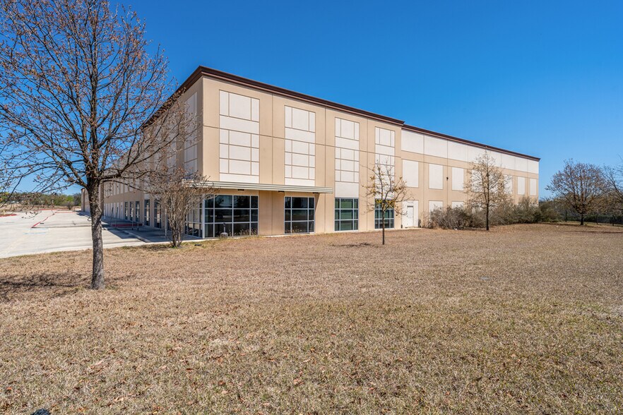 More Photos Of 1732 Universal City Blvd, Universal City Warehouse For Lease