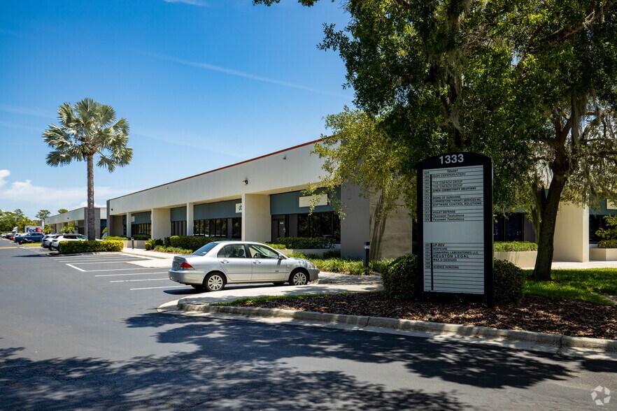 More Photos Of 1333-1335 Gateway Dr, Melbourne Flex For Lease