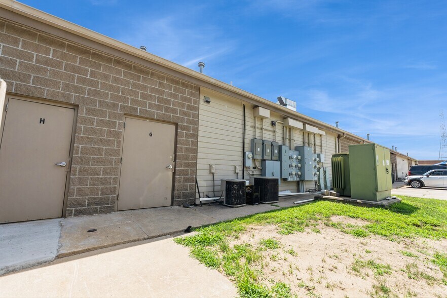 More Photos Of 5500 Merle Hay Rd, Johnston Storefront For Sale