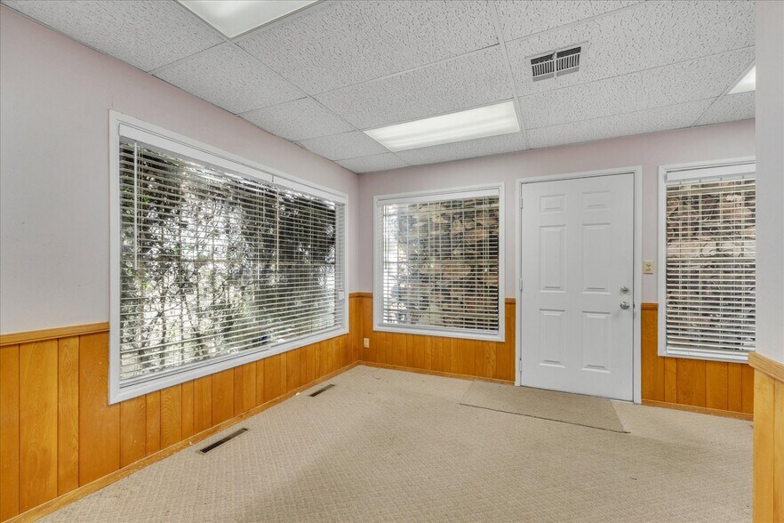 More Photos Of 18032 Ventura Blvd, Encino Medical For Lease