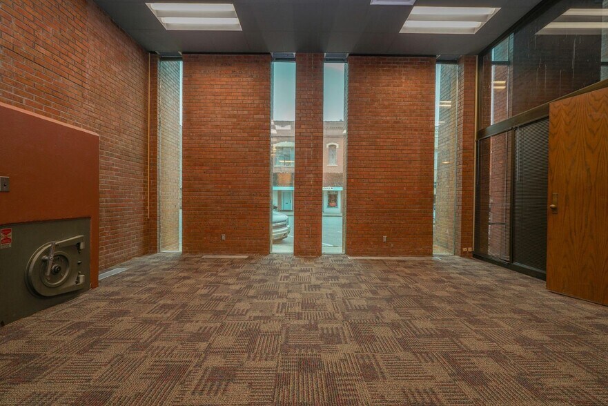 More Photos Of 208 W Reed St, Moberly Office For Sale