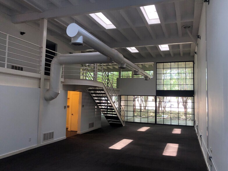 More Photos Of 3800 Main St, Dallas Office For Lease