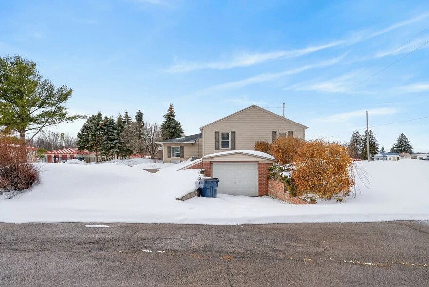 More Photos Of 3900 NY-104, Williamson Self Storage For Lease