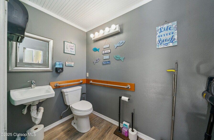 More Photos Of 186 Laneda Ave, Manzanita Storefront Retail Office For Sale