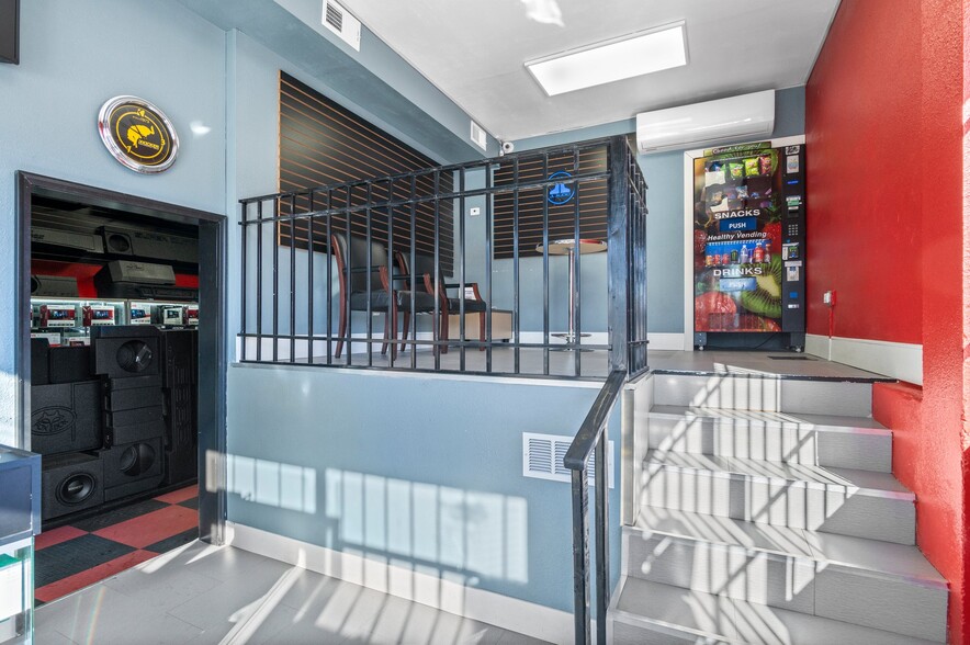 More Photos Of 1535 Chester St, Aurora Auto Repair For Sale