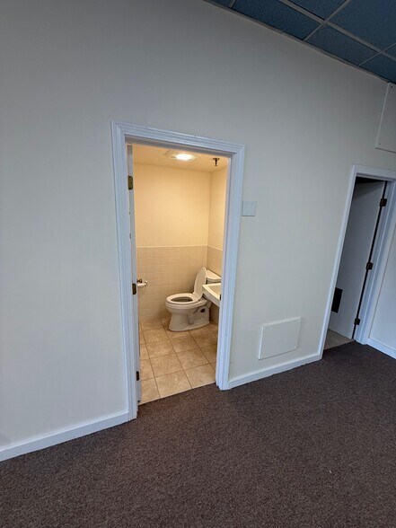 More Photos Of 1638-1662 Falmouth Rd, Centerville Storefront For Lease