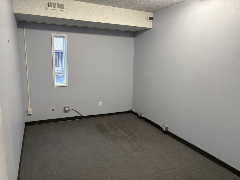 More Photos Of 8514 W Gage Blvd, Kennewick Storefront Retail Office For Lease