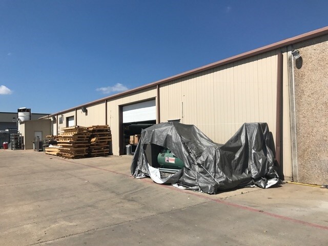 More Photos Of 1495 N Kealy St, Lewisville Distribution For Lease