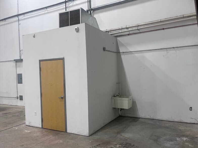 More Photos Of 99 Ledge Rd, Seabrook Warehouse For Lease