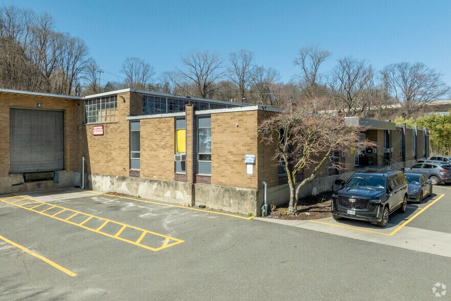Primary Photo Of 34 Lumber Rd, Roslyn Warehouse For Lease