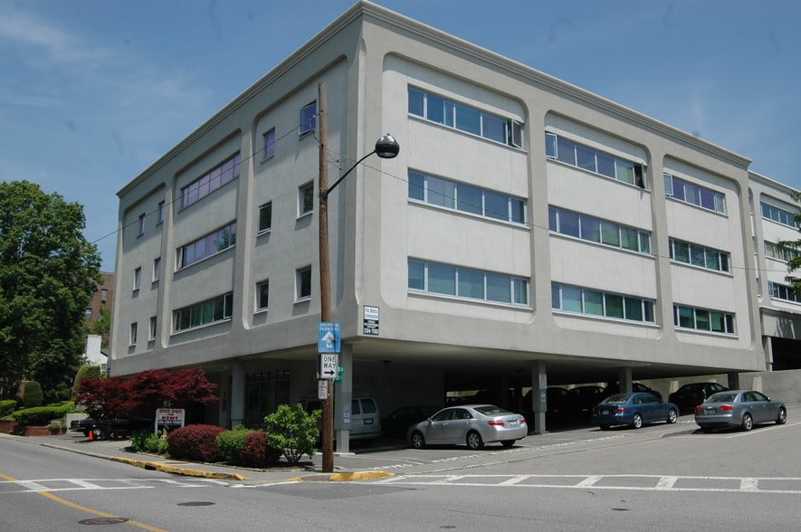 More Photos Of 17 Barstow Rd, Great Neck Office For Lease